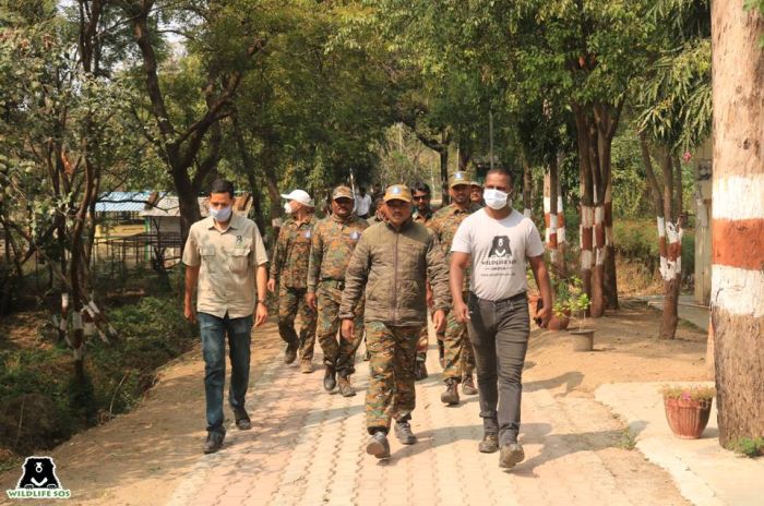 Dr Nikhil (extreme right) & Mahendra Singh Dhore (extreme left) conduct these workshops at the Leopard Rescue Centre. 