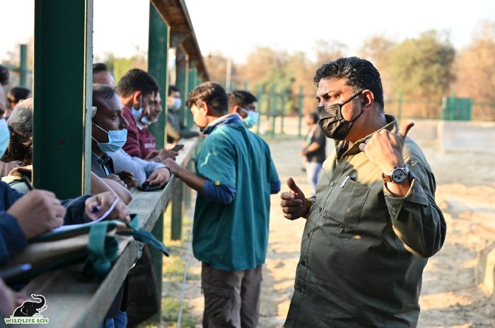 Dr. Parag Nigam and the attendees of the workshop discuss various aspects of elephant physiology and veterinary care 