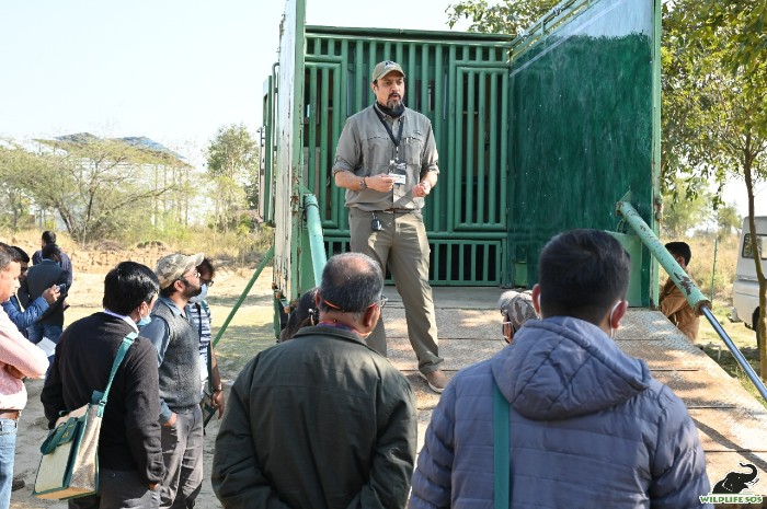 The veterinarians attending the workshop take a look at the Wildlife SOS elephant ambulance